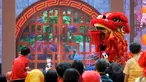 Sejumlah pemain barongsai beratraksi sekaligus berkeliling di Gandaria City Mall, Jakarta, Kamis (19/2/2015). Atraksi tersebut ditujukan untuk menghibur para pengunjung yang berbelanja saat libur imlek. (Liputan6.com/Andrian M Tunay)