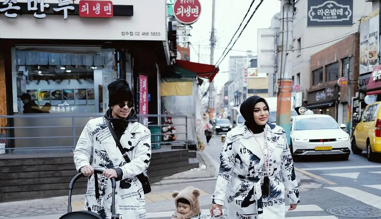 Di kesempatan lain, Aurel nggak kalah stylish dengan long coat warna monokrom yang nyentrik. Coat tersebut pun ia padukan dengan hijab hitam dan long pants putih. [@aurelie.hermansyah]