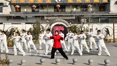 Pencinta Taichi atau Taijiquan berlatih di sebuah sekolah seni bela diri tradisional di Distrik Yongnian, Kota Handan, Provinsi Hebei, China tengah pada 16 Desember 2020. UNESCO pada Kamis (17/12) memasukkan Taichi China ke dalam Daftar Representatif Warisan Budaya Takbenda Kemanusiaan. (Xinhua)