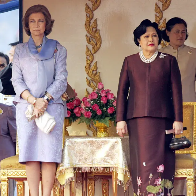 Ratu Thailand Sirikit (kanan) dan Ratu Spanyol Sofia (kiri)