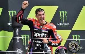 Pembalap Aprilia Racing Aleix Espargaro merayakan kemenangan balapan MotoGP Inggris di Sirkuit Silverstone, Silverstone, Inggris, Minggu (6/8/2023). Aleix Espargaro menjuarai balapan MotoGP Inggris dengan dramatis. (AP Photo/Rui Vieira)