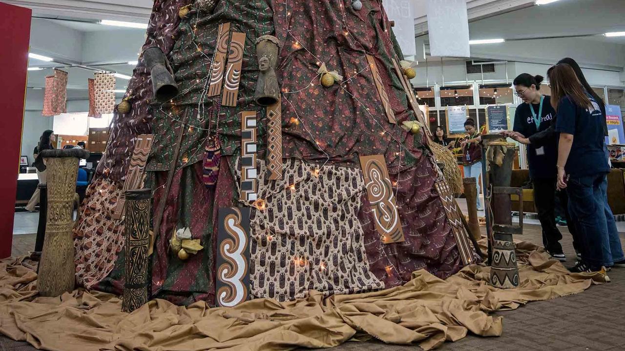 FOTO: Keren! Dekorasi Natal Berbasis AI Angkat Budaya Papua di Surabaya