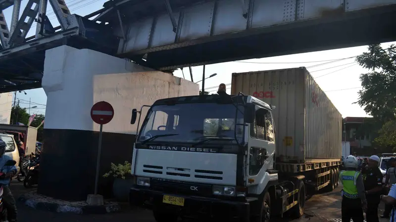 Truk Kontainer Tabrak Jembatan Rel, Jadwal Kereta Api Terganggu