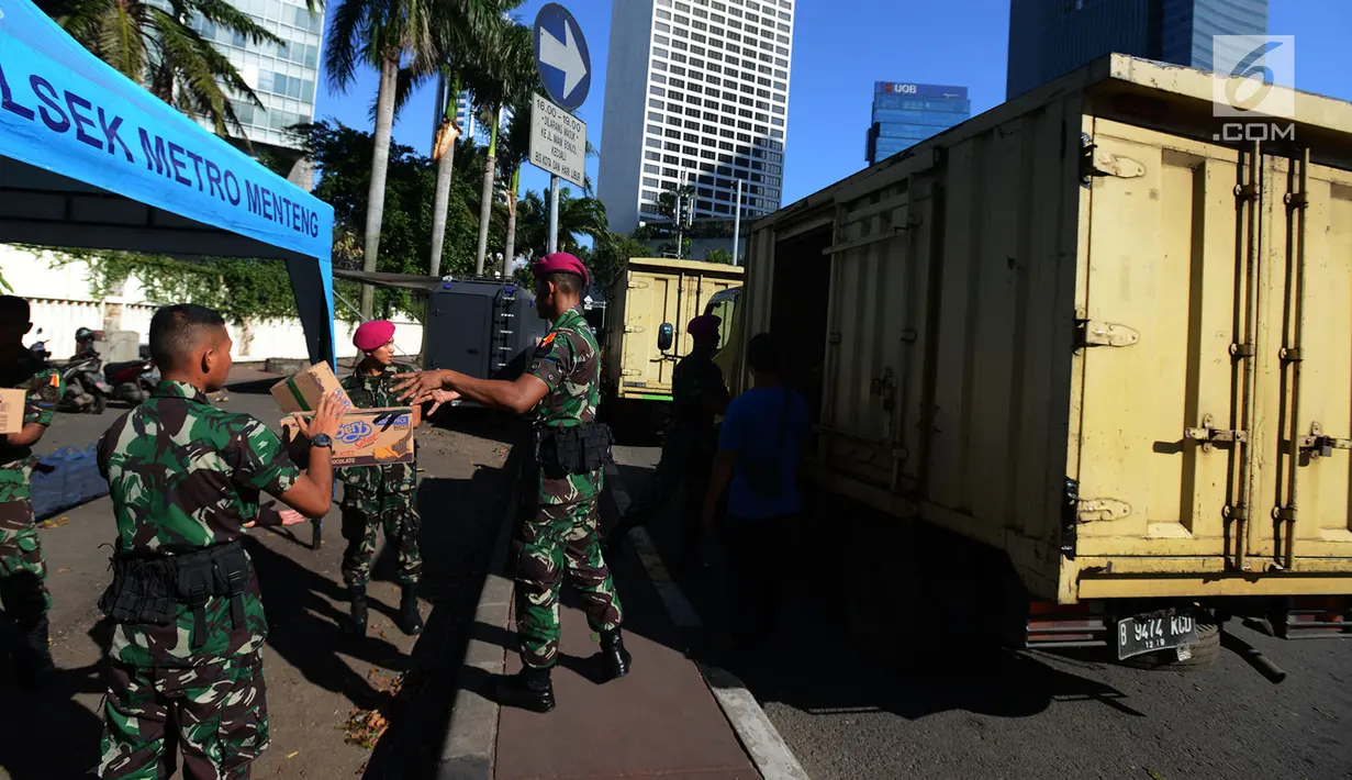 TNI Angkatan Laut menurunkan logistik di Jalan MH Thamrin, Jakarta Pusat, Jumat (24/5/2019). Jalan MH Thamrin yang menjadi salah satu titik kericuhan dalam Aksi 22 Mei 2019 ditutup hingga Sabtu, 25 Mei 2019. (merdeka.com/Imam Buhori)