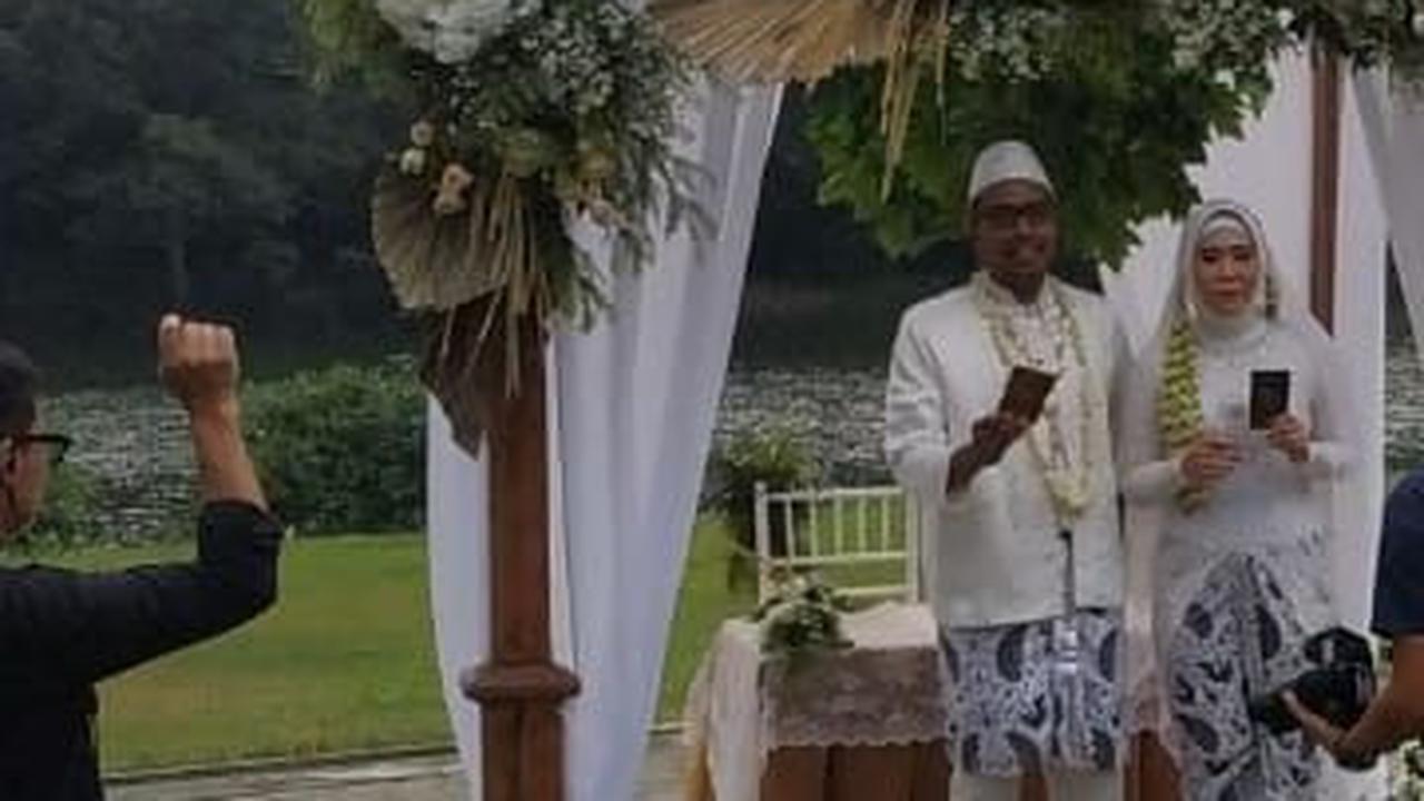 Tak Sengaja Lewat di Depan Acara Kondangan, Bule ini Malah Disambut bak Tamu Undangan, Ini yang Dilakukan