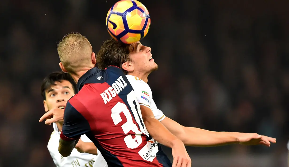 Pemain Genoa, Luca Rigoni (kiri) berebut bola dengan pemain AC Milan, Alessio Romagnoli pada lanjutan Serie A Italia di  Luigi Ferraris stadium,  Genoa, Rabu (25/10/2016) dini hari WIB.  (AFP/ Giuseppe Cacace)