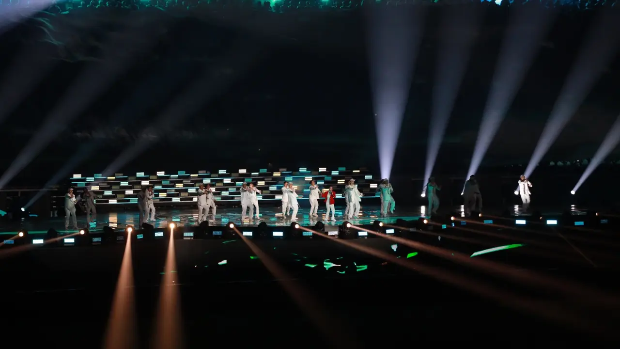 Suasana kemeriahan panggung saat opening ceremony FIFA World Cup U17 2023 di Stadion Gelora Bung Tomo, Surabaya, Jawa Timur, Jumat (10/11/2023). (Dok PLN)