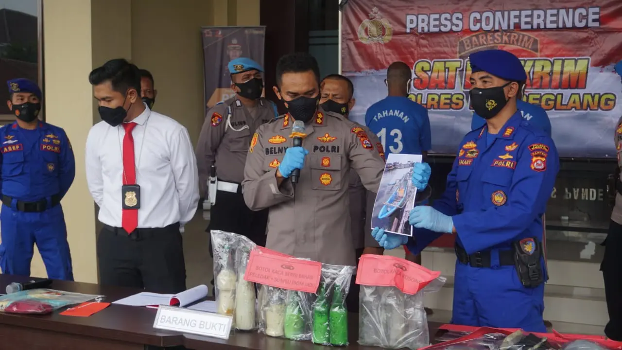 Polres Pandeglang Pandeglang Menunjukkan Barang Bukti Bom Ikan. (Selasa, 23/08/2021). (Dokumentasi Satpolairud Polres Pandeglang).