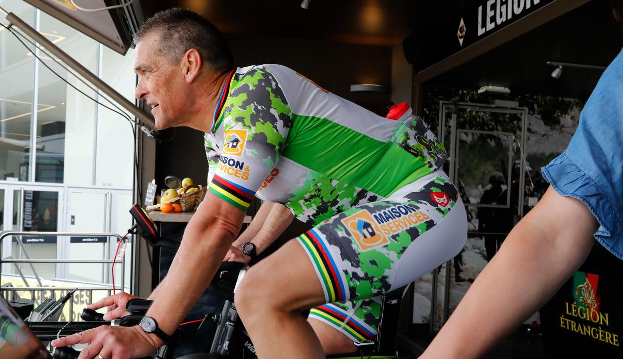 <p>Seorang pria Prancis, Pascal Pich mengayuh sepedanya dalam upaya memecahkan rekor bersepeda statis di Paris, 2 Mei 2018. Karena usaha pemecahan rekor tersebut, Pascal hanya punya jatah waktu untuk tidur dua jam setiap harinya. (AFP/FRANCOIS GUILLOT)</p>