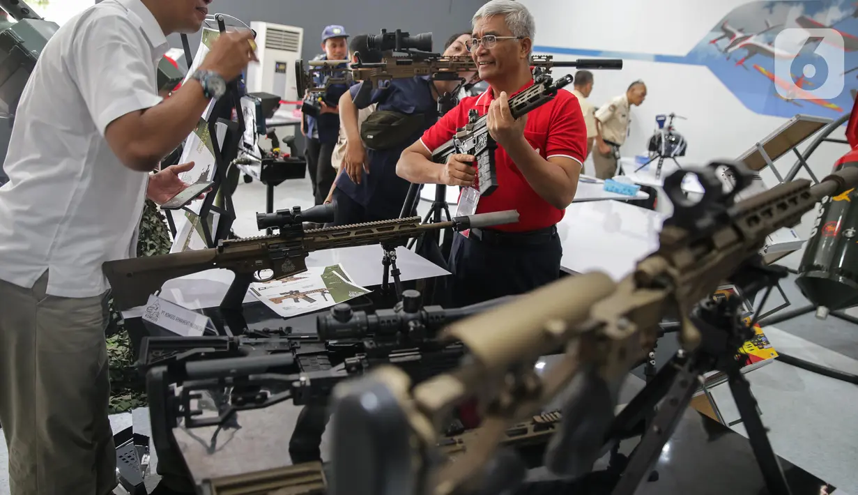 Pengunjung melihat-lihat persenjataan pada pameran Alat Utama Sistem Persenjataan (Alutsista) TNI di halaman Kementerian Pertahanan, Jakarta Pusat, Selasa (3/12/2019). Pameran tersebut kerjasama Kemenhan RI bersama Persatuan Industri Pertahanan Nasional (Pihantanas). (Liputan6.com/Faizal Fanani)