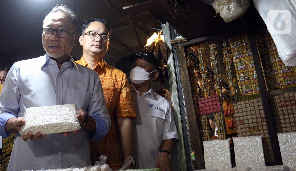 Menteri Perdagangan Zulkifli Hasan (kiri) bersama Wakil Menteri Perdagangan Jerry Sambuaga (tengah) meninjau harga tempe di Pasar Cibubur, Jakarta, Kamis (16/6/2022). Kunjungan tersebut dilakukan untuk melihat dan memantau langsung harga bahan pokok guna memastikan harga stabil menjelang Hari Raya Idul Adha 1443 Hijriah. (Liputan6.com/Herman Zakharia)