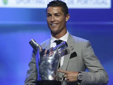 Cristiano Ronaldo saat menerima trofi penghargaan pemain terbaik Eropa 2016-2017 di Grimaldi Forum, Monaco, (24/8/2017). Ronaldo mengalahkan Messi dan Buffon yang termasuk dalam nominasi. (AP/Claude Paris)