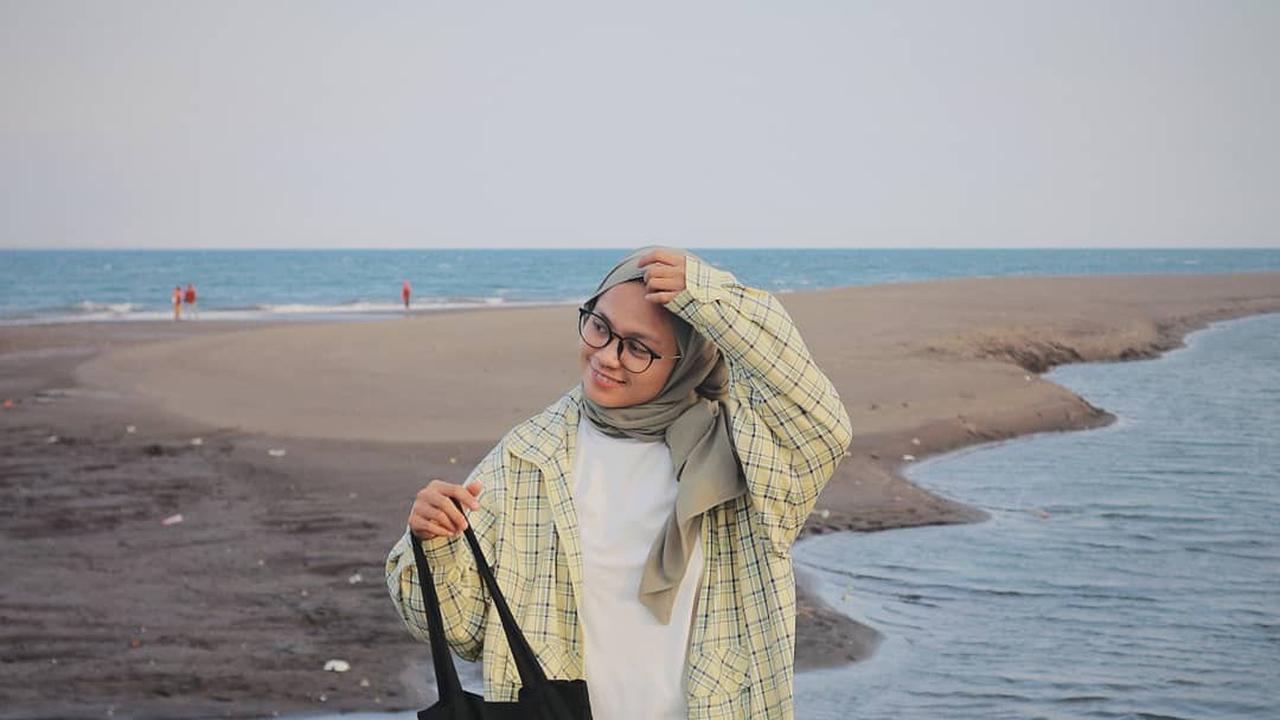 6 Inspirasi OOTD Hijab Pantai Simpel yang Nyaman dan Stylish, Cocok untuk Foto - Main Air