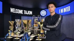 Tajon Buchanan, gelandang Kanada berusia 24 tahun ini didatangkan secara resmi Inter Milan dari klub Belgia, Club Brugge pada 5 Januari 2024 dengan nilai transfer sebesar 7 juta euro atau setara Rp119 miliar dengan durasi kontrak hingga empat setengah tahun ke depan hingga 30 Juni 2028. Pemain yang membela Club Brugge selama dua setengah musim ini total tampil dalam 67 laga di semua ajang dengan torehan 5 gol dan 12 assist. (inter.it)