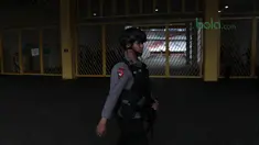 Polisi anti Huru-hara berjaga sekitar pintu stadion jelang Laga grup H Piala AFC 2018 di Stadion Utama GBK, Senayan, Jakarta (28/2/2018). Laga ini mempertemukan Persija dan Tampines Rovers.. (Bola.com/Nick Hanoatubun)