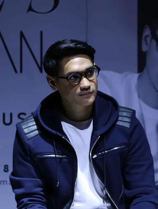 Sisi lain Afgan yang belum pernah tergambar dalam album sebelumnya, ia tuangkan dalam album Sides. Dalam albumnya ini, berbagai genre digabungkan, seperti genre pop, soul, R&B, electronic dance, blues dan orchestra. (Nurwahyunan/Bintang.com)
