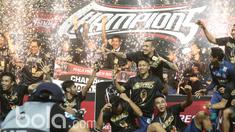 Para Pemain Arema FC merayakan keberhasilan meraih juara  Piala Presiden 2017 di Stadion Pakansari, Bogor, Minggu (12/3/2017). (Bola.com/Nicklas Hanoatubun)