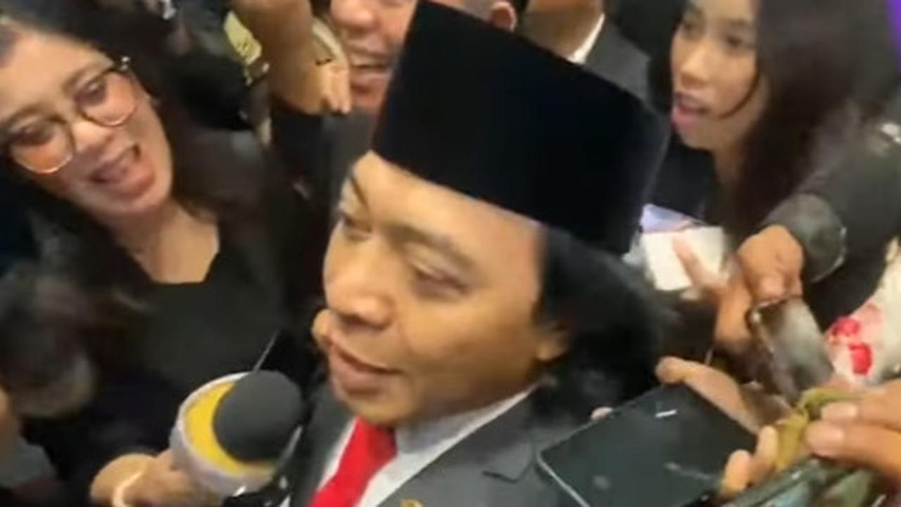 VIDEO: Kocak Terus! Banjir Celetukan Lucu Komeng Usai Dilantik, Gedung DPR Pecah Uhuy