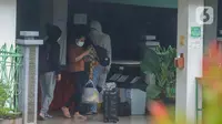 Pasien COVID-19 tiba untuk isolasi di Graha Wisata TMII, Jakarta, Selasa (8/2/2022). Pemerintah Provinsi DKI Jakarta menjadikan Graha Wisata TMII sebagai tempat isolasi bagi pasien COVID-19 dengan kapasitas 41 kamar yang dapat menampung 100 pasien. (Liputan6.com/Herman Zakharia)