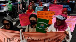 Mereka berjalan kaki sambil berorasi dan membawa sejumlah pamflet yang berisi kritik terhadap isu HAM di Indonesia. (merdeka.com/Arie Basuki)