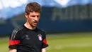 Penyerang Bayern Muenchen, Thomas Muller mengontrol bola saat melakukan sesi latihan di Allianz Arena, Munich, Jerman (11/5/2015). Bayern Muenchen akan menantang Barcelona di leg kedua semifinal Liga Champions. (Reuters/Michaela Rehle)