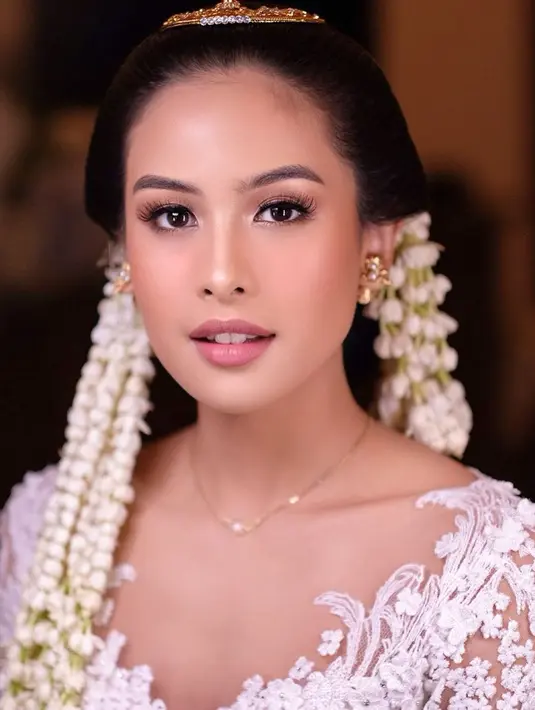 Lihat lagi potret memukau Maudy Ayunda yang dibalut kebaya putih. Rambut disigar dengan ronce bunga melati dan dipulas makeup flawless membuat penampilan Maudy Ayunda semakin sempurna. [Foto: Instagram/marlenehariman]
