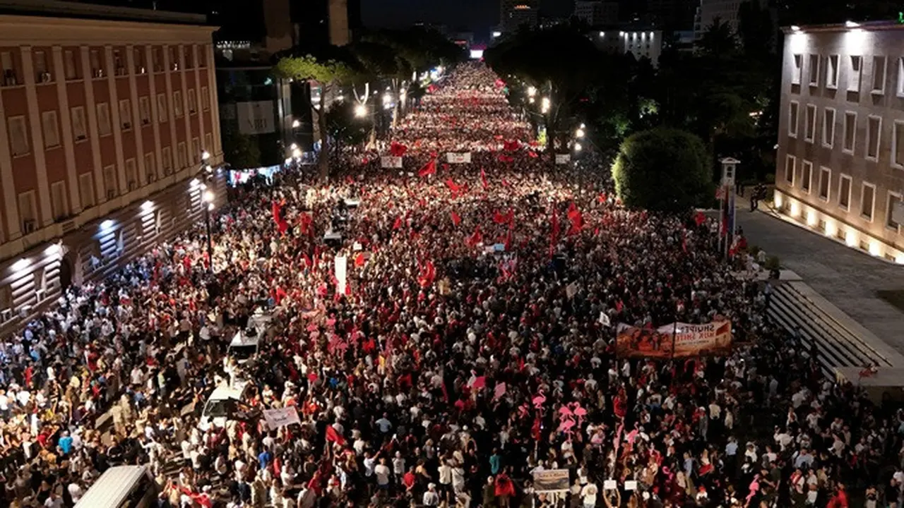 Pengunjuk rasa mengikuti aksi protes menentang rencana proyek pembangunan mewah yang dikaitkan dengan menantu Presiden AS Donald Trump, Jared Kushner, di Tirana, Albania, Sabtu (4/7/2026).