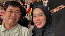 Lee Kyung Kyu menepati janjinya kepada Shin Tae-yong dengan hadir di GBK, menyaksikan langsung pertandingan penting tersebut. Momen ini juga diabadikan oleh Umi Pipik yang kebetulan duduk berdekatan dengan sang komedian di tribun penonton. (Liputan6.com/IG/@_ummi_pipik_)