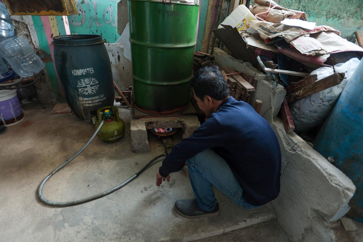 Dari Tumpukan Sampah Plastik Menjadi Bahan Bakar Alternatif