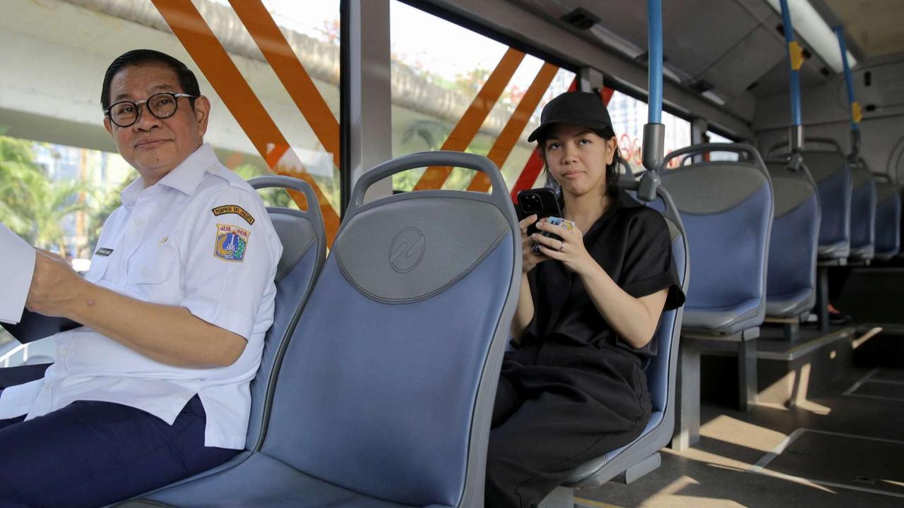 FOTO: Momen Pramono Anung Naik Transjakarta di Hari Pertama ASN Wajib Gunakan Transportasi Umum