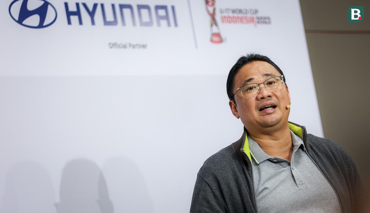 <p>COO Hyundai Motors Indonesia, Franciscus Soerjopranoto memberikan sambutan saat Official Car Handover Ceremony FIFA U-17 World Cup Indonesia di Jakarta International Stadium (JIS), Jakarta, Selasa (07/11/2023). (Bola.com/Bagaskara Lazuardi)</p>