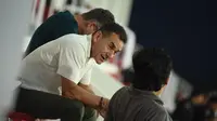 Pelatih Timnas Indonesia U-23, Gerald Vanenburg, memantau pemain muda Arema FC dan Persik Kediri di Stadion Kanjuruhan, Kabupaten Malang, Minggu (11/5/2025). (Bola.com/Iwan Setiawan)