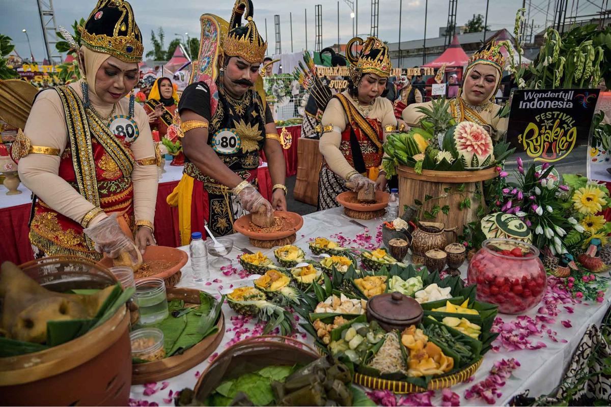 FOTO: Keseruan Warga Kota Surabaya Dengan Aneka Kostum Unik Mengikuti Festival Rujag Uleg