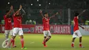 Pemain Persija memberi salam pada suporter usai melakoni laga melawan Persela pada lanjutan Torabika Soccer Championship presented by IM3 Ooredoo di Stadion GBK Jakarta, Jumat(13/5). Persija menang 2-1 atas Persela. (Liputan6.com/Helmi Fithriansyah)