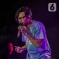 Aksi Armand Maulana saat tampil dalam festival musik Love Fest di Istora Senaya, Jakarta, Sabtu (22/2/2020). Dalam penampilannya mereka membawakan sejumlah lagu seperti Januari milik band Gigi, bawa aku pergi, dan sebelah mata. (Liputan6.com/Faizal Fanani)