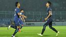 Sunarto dan Ahmad Alfarizi batal merayakan gol kedua Arema Cronus ke gawang Sriwijaya FC karena dianulir wasit dalam semifinal Torabika Bhayangkara Cup 2016 di Stadion Kanjuruhan, Kabupaten Malang, Kamis (31/3/2016). (Bola.com/Iwan Setiawan)