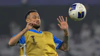 Penyerang Al Hilal asal Brasil, Neymar, nomor punggung 10, melakukan pemanasan sebelum pertandingan grup B Liga Champions AFC antara Al-Ain dari UEA dan Al-Hilal dari Arab Saudi di Stadion Hazza bin Zayed di al-Ain pada 21 Oktober 2024. (Adel AL-NAIMI/AFP)