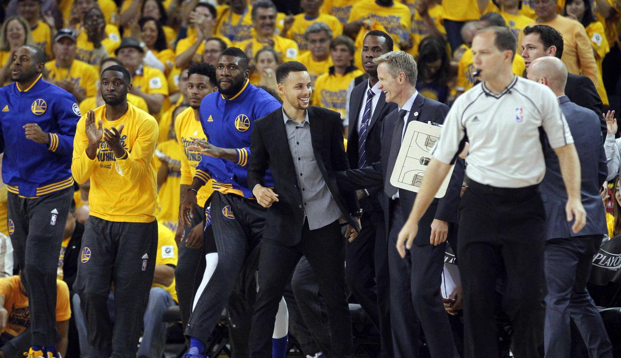 Pemain dan Official Golden State Warriors merayakan kemenangan atas Houston Rockets pada babak pertama Playoffs NBA di Oracle Arena,  Oakland, Selasa (19/4/2016) WIB. (Cary Edmondson-USA TODAY Sports)