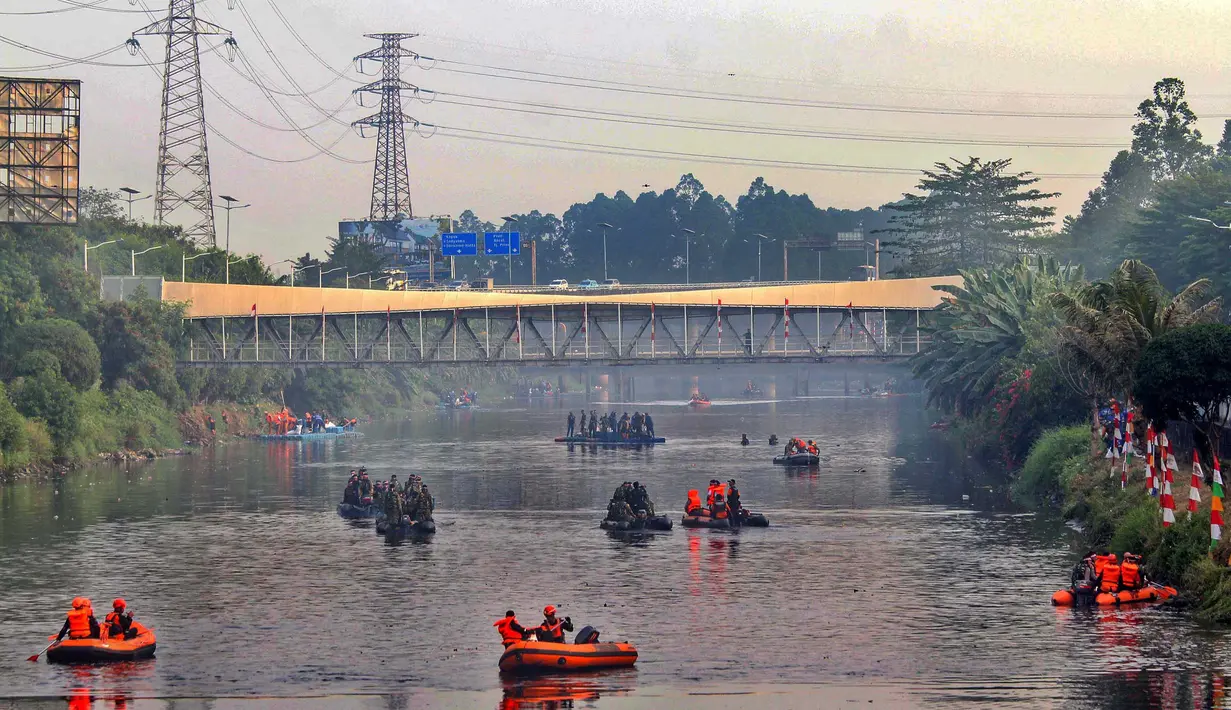 Ratusan personel gabungan TNI/ POLRI dan petugas penanganan prasarana dan sarana umum (PPSU) mengangkat sampah liar di Kanal Banjir Barat kawasan RPTRA Kalijodoh Jakarta, Sabtu , 15 Agustus 2026. (KLY/ Arie Basuki).