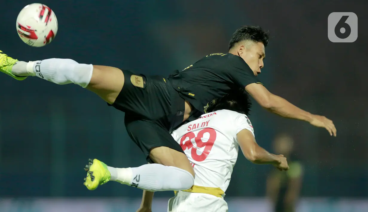 Pemain PSIS Semarang, Wahyu Prasetyo (kiri), berebut bola dengan pemain PSM Makassar, Saldy, dalam laga Perempat final Piala Menpora 2021 di Stadion Kanjuruhan, Malang, Jumat (9/4/2021). PSIS vs PSM berakhir dengan skor 2-4 via adu tendangan penalti. (Bola.com/Arief Bagus)