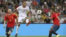 Aksi pemain Tunisia, Saifeddine Khaoui (tengah) mencoba mengecoh dua pemain Spanyol pada laga uji coba di Krasnodar stadium, Rusia, (9/6/2018). Spanyol menang 1-0. (AP/STR)