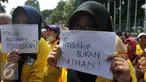 Mahasiswa membawa tulisan berisi kritikan saat aksi unjuk rasa memperingati Hardiknas, Jakarta, Senin (2/5). Mereka mendesak pemerintah untuk memberikan pendidikan gratis dan berkualitas serta dapat diakses seluruh rakyat. (Liputan6.com/Gempur M Surya)