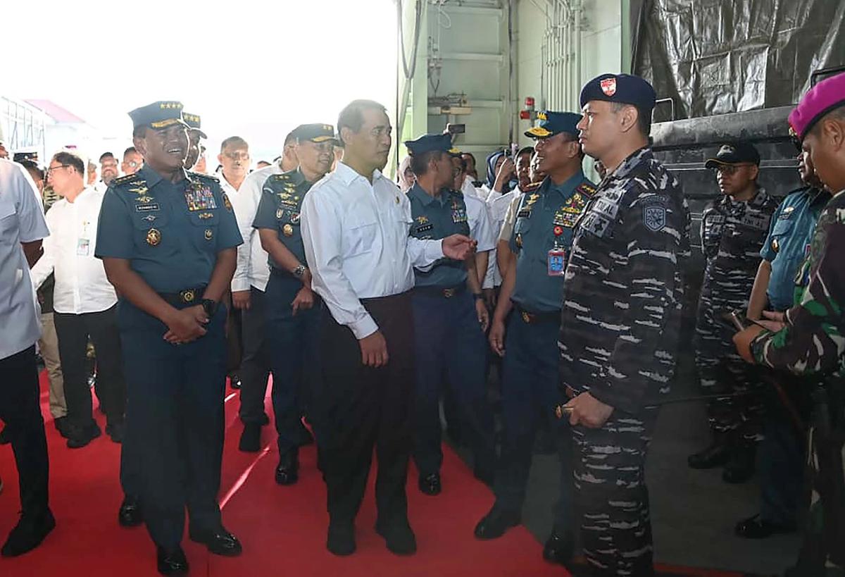 FOTO: Mentan dan Kasal Lepas Bantuan Banjir Tahap III ke Aceh Sumut dan Sumbar