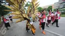 Seorang peserta yang mengenakan kostum berlari diantara peserta lainnya saat mengikuti Joyful Run & Walk 2017 di Alam Sutra, Tangerang, Minggu (7/5). Acara ini mengajak masyarakat untuk membangun kesatuan olahraga bersama. (Liputan6.com/Helmi Afandi)