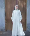 Cantiknya Paula Verhoeven dalam balutan baju Lebaran lace berwarna putih. Paula tampil semakin elegan mengenakan hijab putih polos yang serasi. [Foto: Instagram/paula_verhoeven]