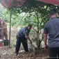 Penemuan kuburan dalam keadaan terbongkar membuat geger warga di Desa Pasi Teubee, Kecamatan Pasie Raya, Kabupaten Aceh Jaya, Aceh. (Liputan6.com/ Dok. Polsek Teunom)