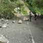 Pengemudi yang melintasi jalan di lereng Gunung Semeru kawasan Lumajang diminta waspada. (Liputan6.com/Dian Kurniawan)