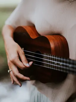 ilustrasi gitar musik country/Photo by Hannah Busing on Unsplash