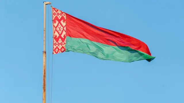 Ilustrasi bendera Belarusia. (Unsplash/Yaraslau Mikheyeu)