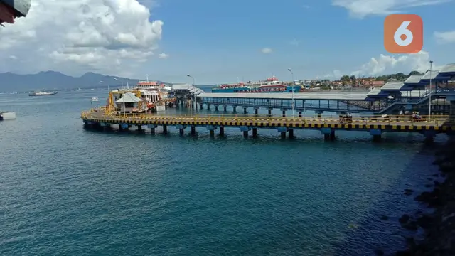 Penumpang yang hendak masuk ke kapal di Pelabuhan Ketapang masih terpantau sepi hari ini Kamis 10 Maret 2022 (Hermawan Arifianto/Liputan6.com)